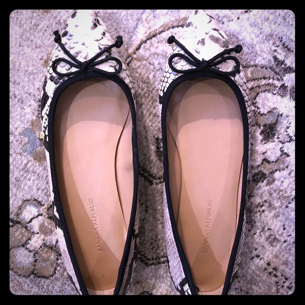 Banana republic black/white snakeskin ballet flat